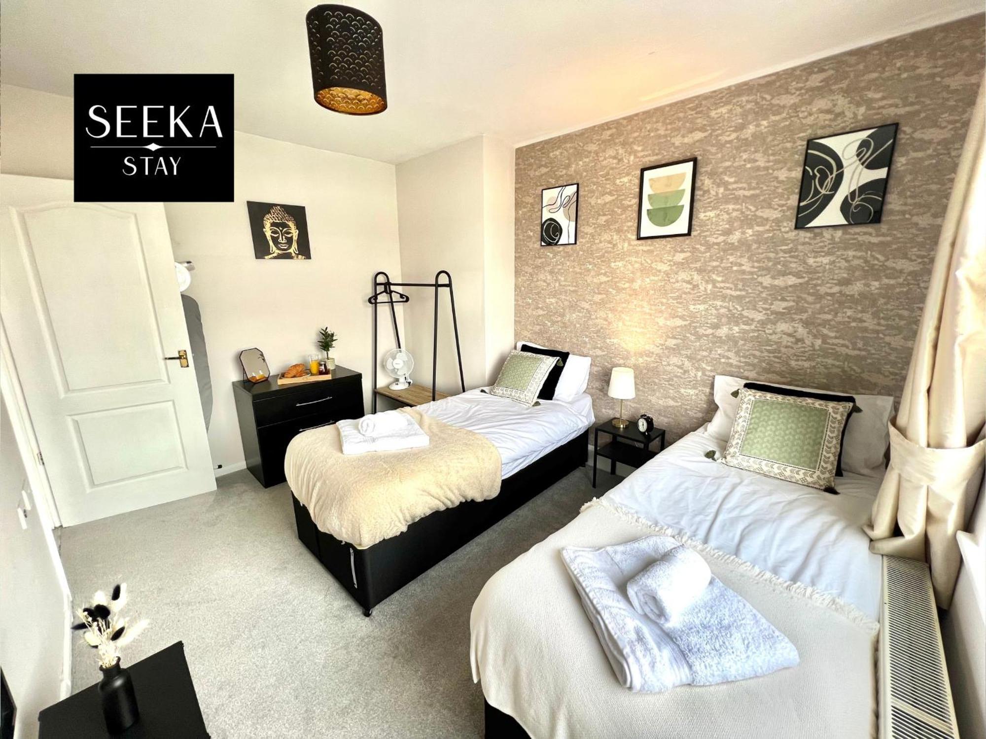 Cosy 2-Bedroom House, Walking Distance Cbs, Ideal For Contractors-Business Stays コヴェントリー エクステリア 写真